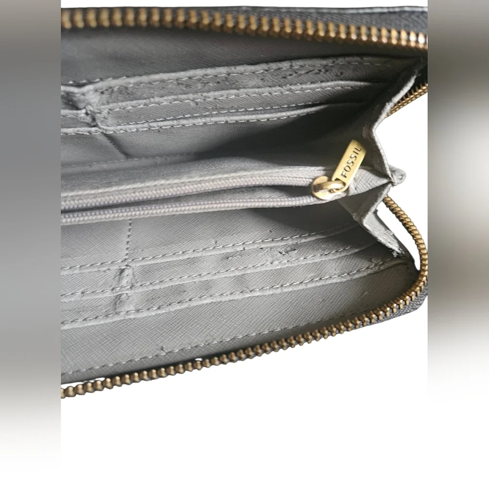 Fossil Pebble Leather Full Zip Around Wallet